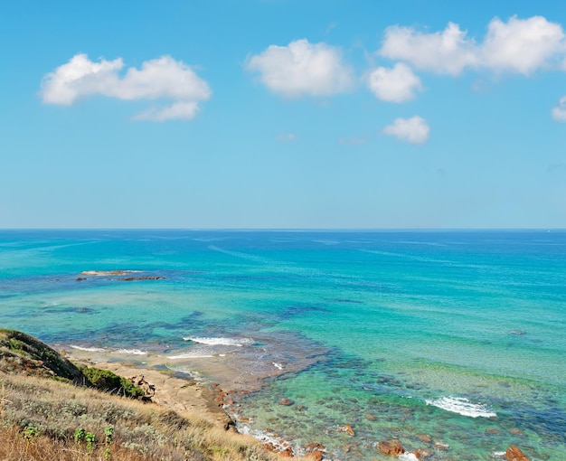 Vue panoramique sur la côte de Lu Bagnu par une journée ensoleillée