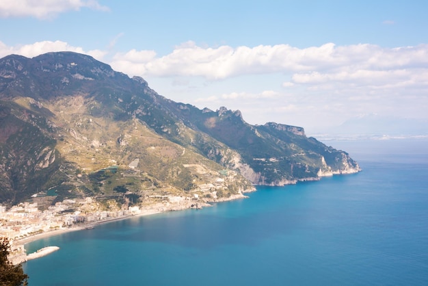 Vue panoramique sur la côte de la mer d'Amalfi en Italie paysage côtier méditerranéen