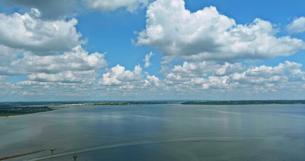 Vue panoramique sur la côte en surplombant la ligne de rivage de la baie par une journée ensoleillée