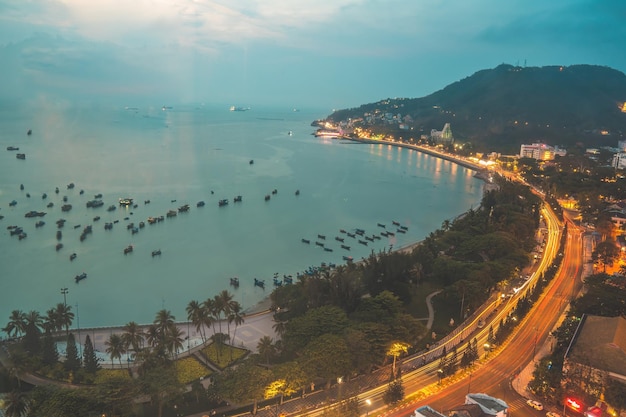 Vue panoramique sur la côte de Vung Tau d'en haut avec des vagues rues côtières cocotiers montagne