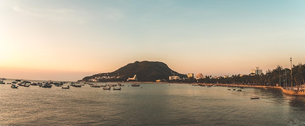 Vue panoramique sur la côte de Vung Tau d'en haut avec des vagues rues côtières cocotiers