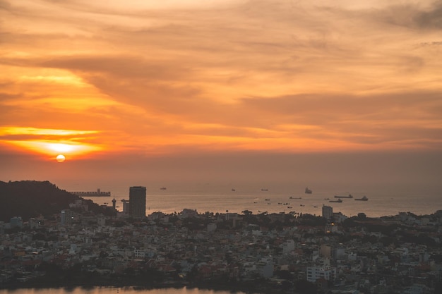 Vue panoramique sur la côte de Vung Tau d'en haut avec des vagues rues côtières cocotiers