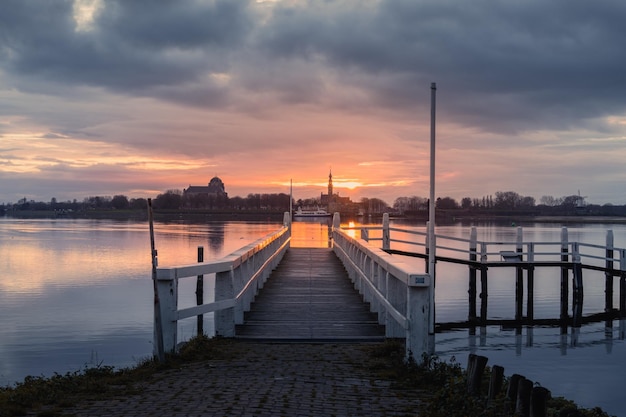 Vue panoramique sur le coucher du soleil sur le lac Veere Zeeland aux Pays-Bas