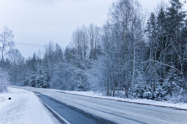 Vue panoramique de la couverture routière dans la neige