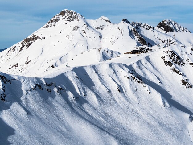 Vue panoramique de la crête de la montagne Aibga dans la station de ski de Rosa Khutor. Sotchi, Russie