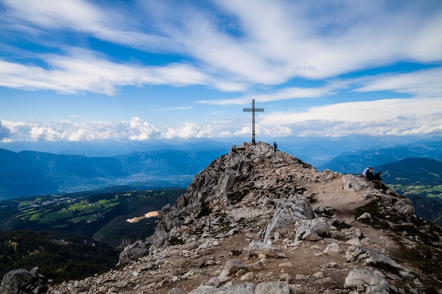 Photo vue panoramique de la croix sur la montagne contre le ciel