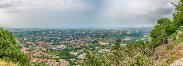 Vue panoramique depuis le Monte Titano, ville de Saint-Marin