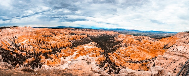 Vue panoramique depuis le point d'inspiration dans le parc national de Bryce. Utah, États-Unis