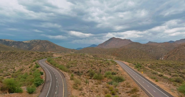 Vue panoramique sur le désert des montagnes au milieu de l'autoroute de l'Arizona aux États-Unis