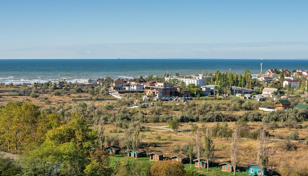 Vue panoramique de dessus du village de villégiature de Koblevo près d'Odessa, en Ukraine, par une journée de printemps ensoleillée