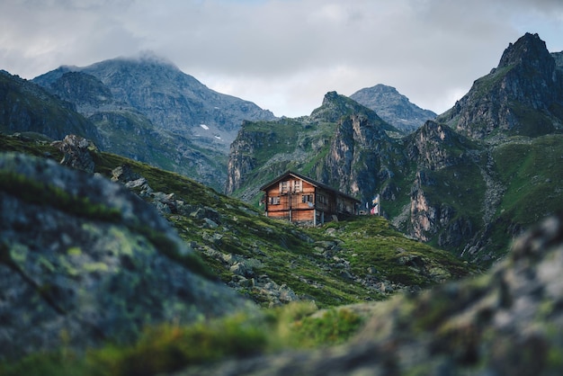 Vue panoramique du bâtiment et des montagnes contre le ciel