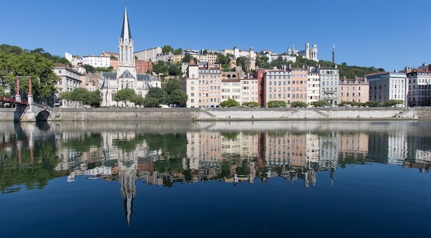 Vue panoramique du bord de la Saône à Lyon sur la colline Fourvière