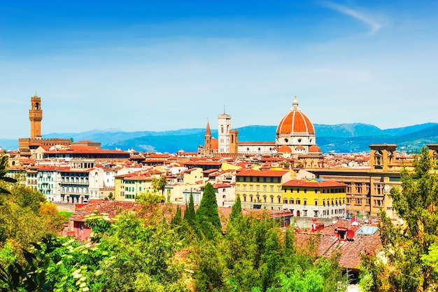 Vue panoramique du centre-ville de Florence, Italie. Maisons anciennes aux toits rouges et cathédrale Santa Maria del Fiore