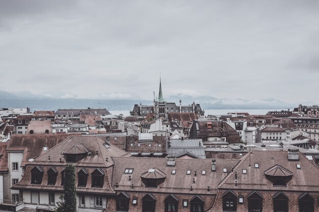 Vue panoramique du centre-ville historique de Lausanne, Suisse, Europe. Paysage d'été, temps ensoleillé, ciel bleu dramatique et journée ensoleillée