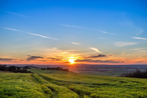 Vue panoramique du champ contre le ciel au coucher du soleil