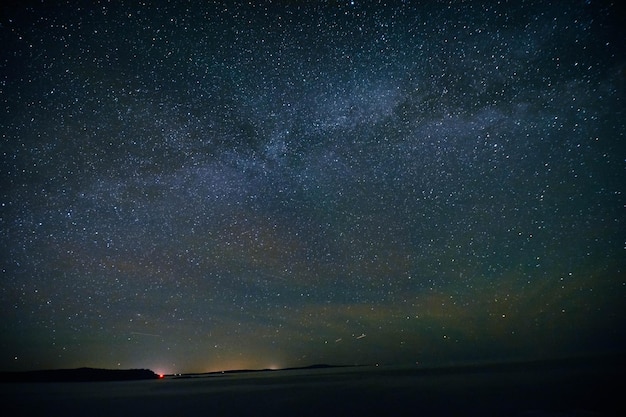 Vue panoramique du champ d'étoiles contre le ciel la nuit