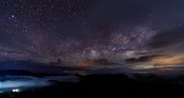 Vue panoramique du champ d'étoiles la nuit