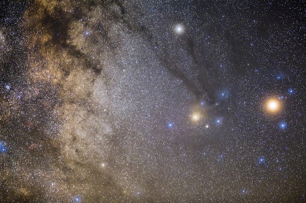 Photo vue panoramique du champ d'étoiles la nuit