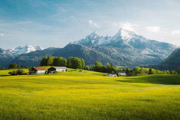 Vue panoramique du champ par les montagnes contre le ciel