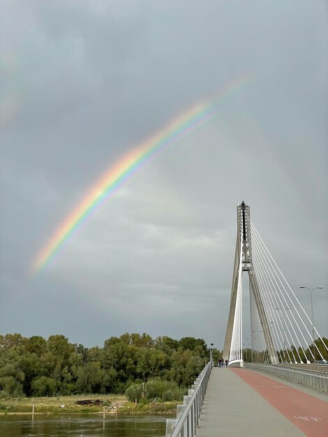 Photo vue panoramique du ciel arc-en-ciel et du pont