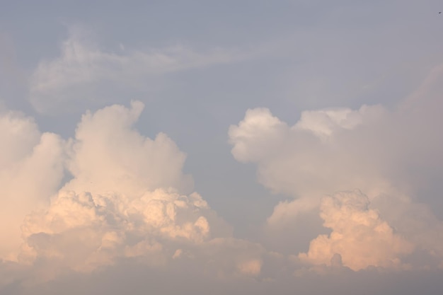 Vue panoramique du ciel nuageux au coucher du soleil