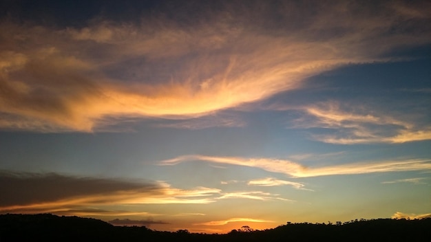 Vue panoramique du ciel spectaculaire au coucher du soleil