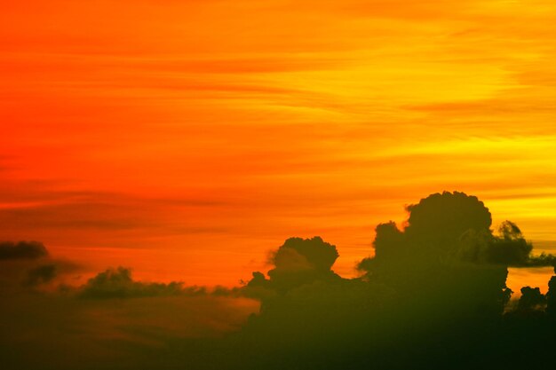 Photo vue panoramique du ciel spectaculaire au coucher du soleil