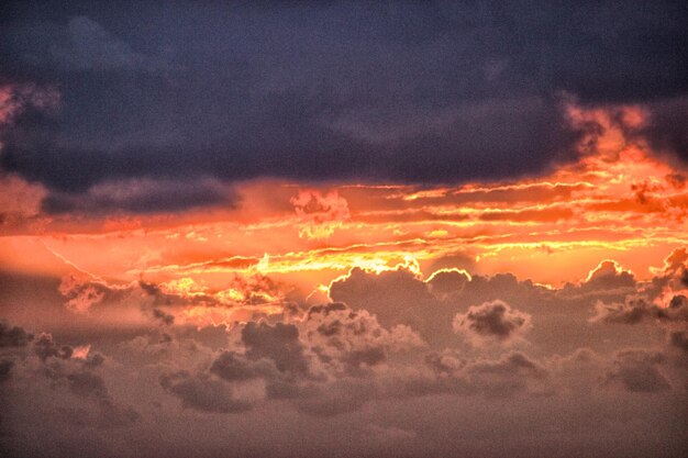 Vue panoramique du ciel spectaculaire au coucher du soleil