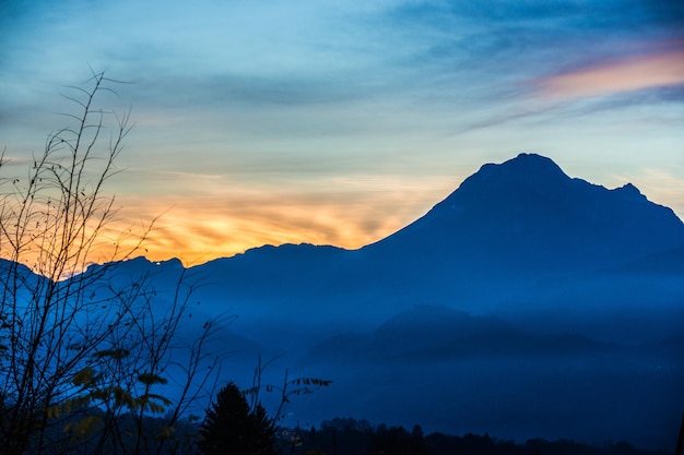 Vue panoramique du ciel spectaculaire au-dessus des montagnes en silhouette