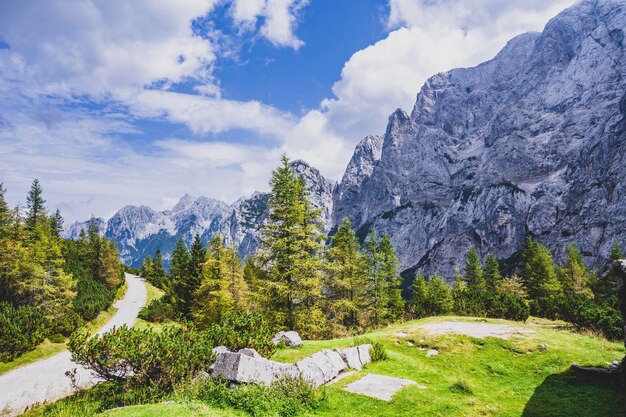 Photo vue panoramique du col de montagne vrsic parc national du triglav slovénie triglav la plus haute montagne slovène de beaux paysages de montagnes