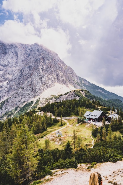 Vue panoramique du col de montagne Vrsic parc national du Triglav Slovénie Triglav la plus haute montagne slovène de beaux paysages de montagnes