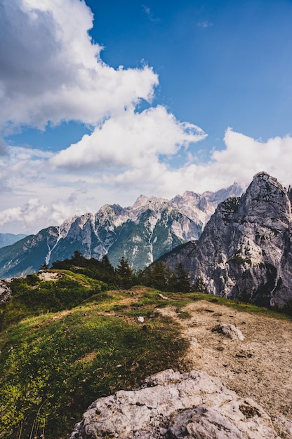 Photo vue panoramique du col de montagne vrsic parc national du triglav slovénie triglav la plus haute montagne slovène de beaux paysages de montagnes