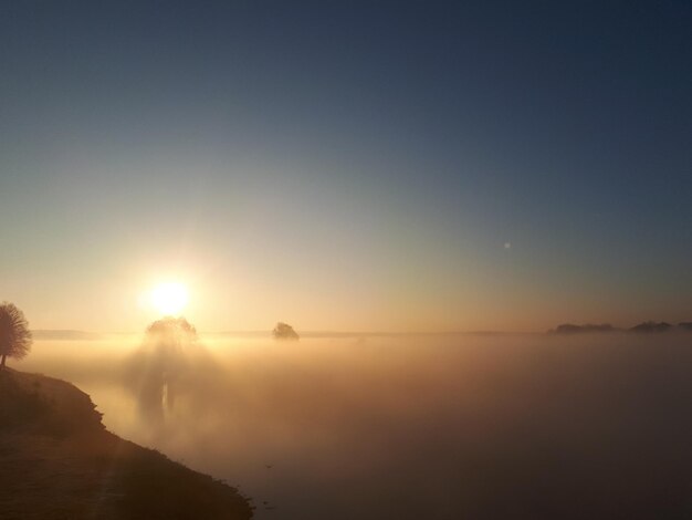 Vue panoramique du coucher de soleil contre le ciel