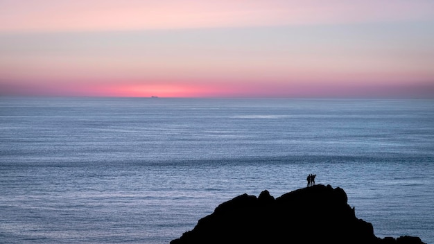 Vue panoramique du coucher de soleil sur la côte