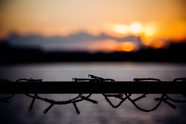 Vue panoramique du coucher de soleil sur le lac