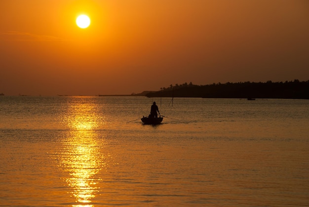 Vue panoramique du coucher de soleil sur la mer