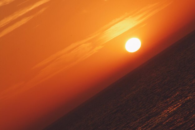Photo vue panoramique du coucher de soleil sur la mer