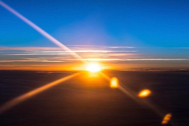 Vue panoramique du coucher de soleil sur la mer