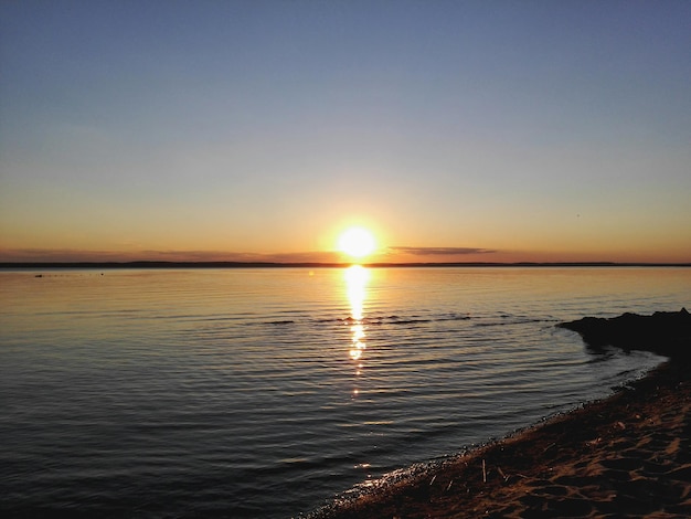 Vue panoramique du coucher de soleil sur la mer