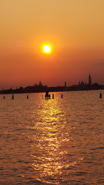 Vue panoramique du coucher de soleil sur la mer