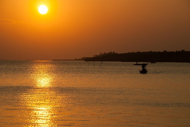 Vue panoramique du coucher de soleil sur la mer