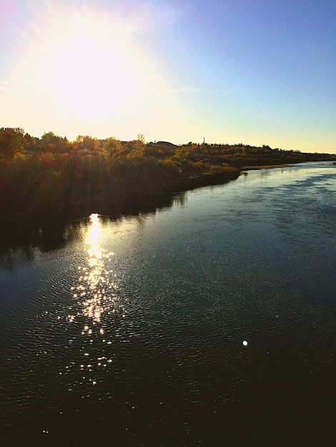 Photo vue panoramique du coucher de soleil sur la rivière