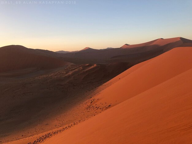 Photo vue panoramique du désert sur un ciel clair au coucher du soleil