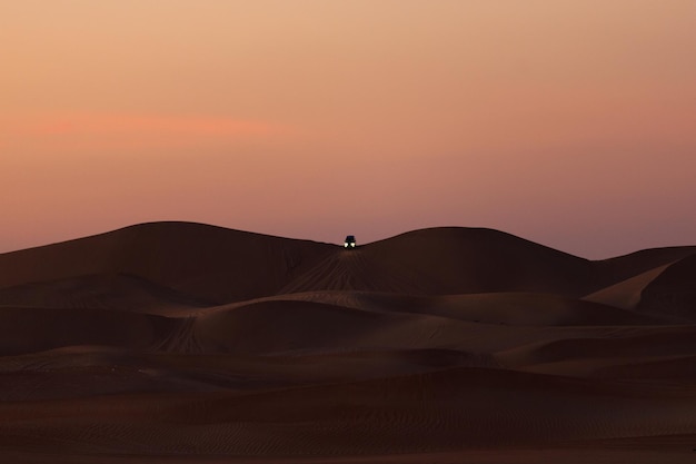 Vue panoramique du désert contre le ciel au coucher du soleil