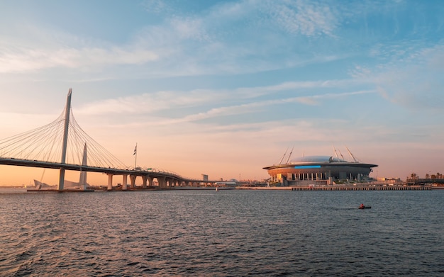 Vue panoramique du diamètre à grande vitesse de l'Ouest à Saint-Pétersbourg et stade de football Zenith Arena au coucher du soleil.