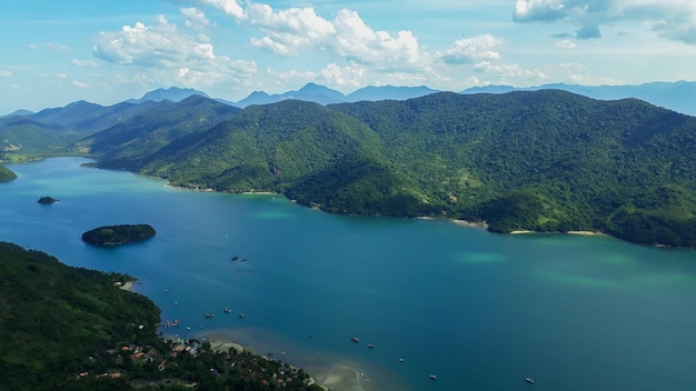 Photo vue panoramique du fjord tropical à paraty rio de janeiro brésil depuis le pic pao de acucar à saco do mamangua