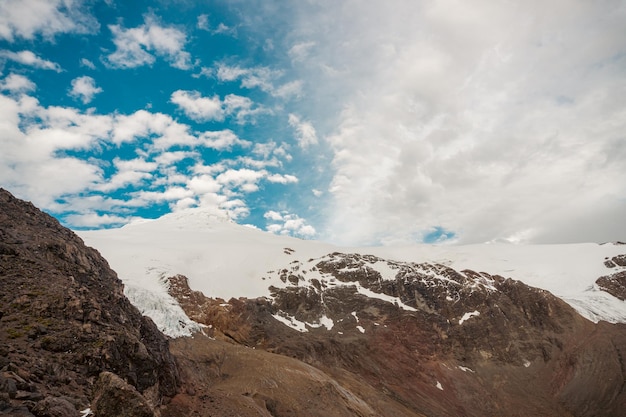 Vue panoramique du glacier du volcan Cayambe Equateur