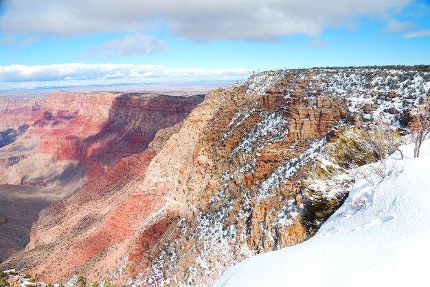 Vue panoramique du Grand Canyon en hiver avec de la neige