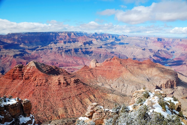 Vue panoramique du Grand Canyon en hiver avec de la neige