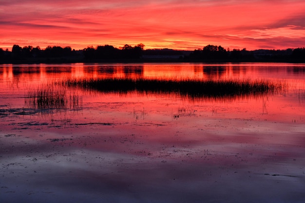 Vue panoramique du lac au coucher du soleil